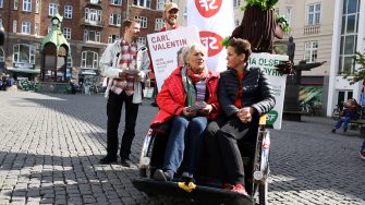 Margrete Auken og Pia Olsen Dyhr i richshaw på Christianshavn