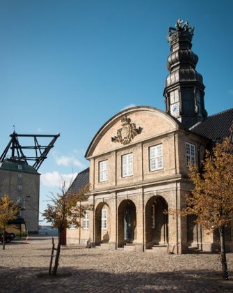 Under Kronen og Georg Stage