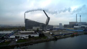 Amagerværkets skorsten sprængt væk