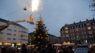 Juletræet tændes
