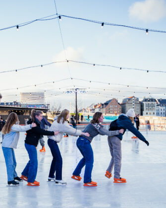 Skoleklasser skøjter på Broens Skøjtebane